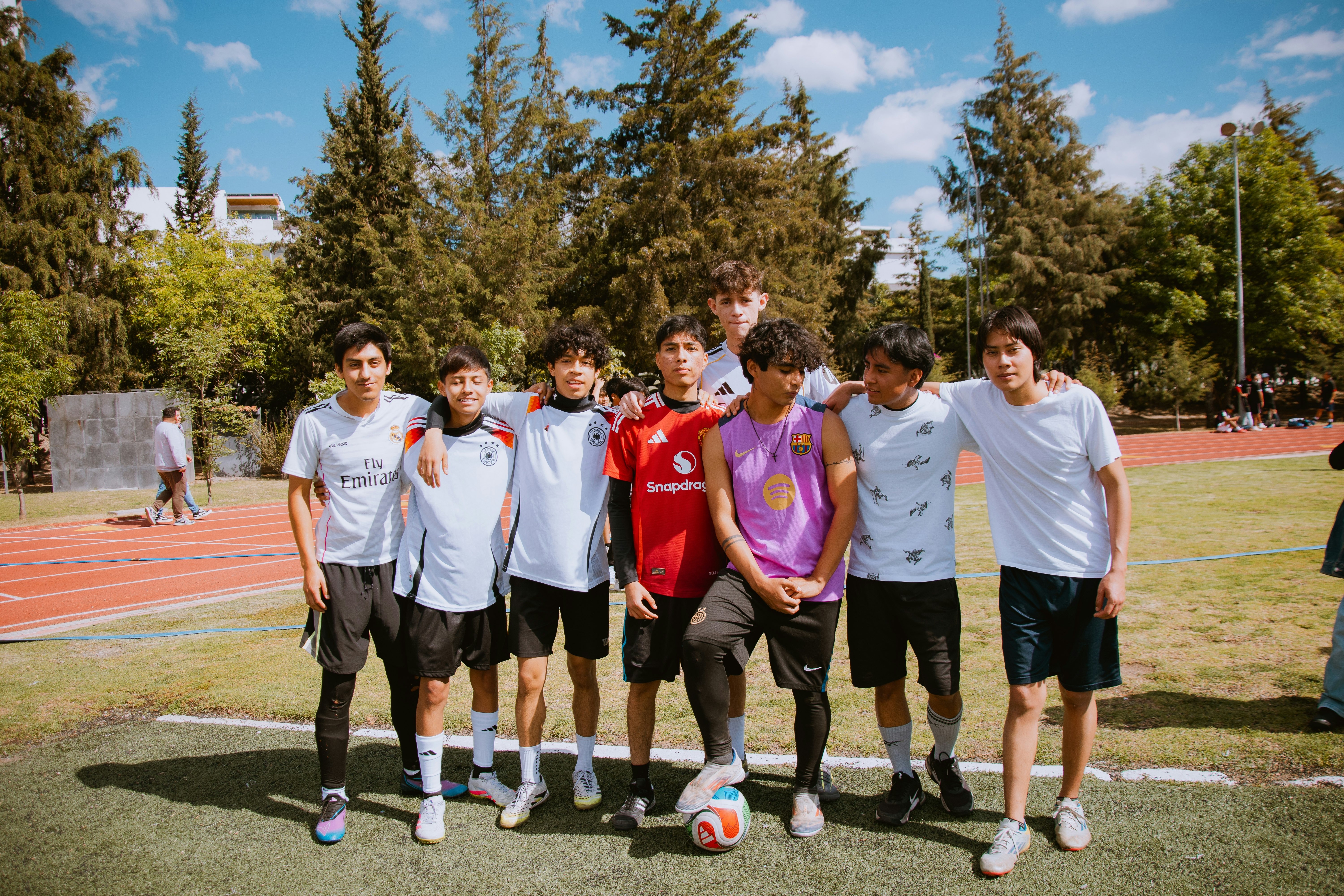 这位年轻前锋不负众望，在皇家马德里5-1战胜皇家贝蒂斯的比赛中，完成了职业生涯首个帽子戏法⚽✨ 来源：GOAL